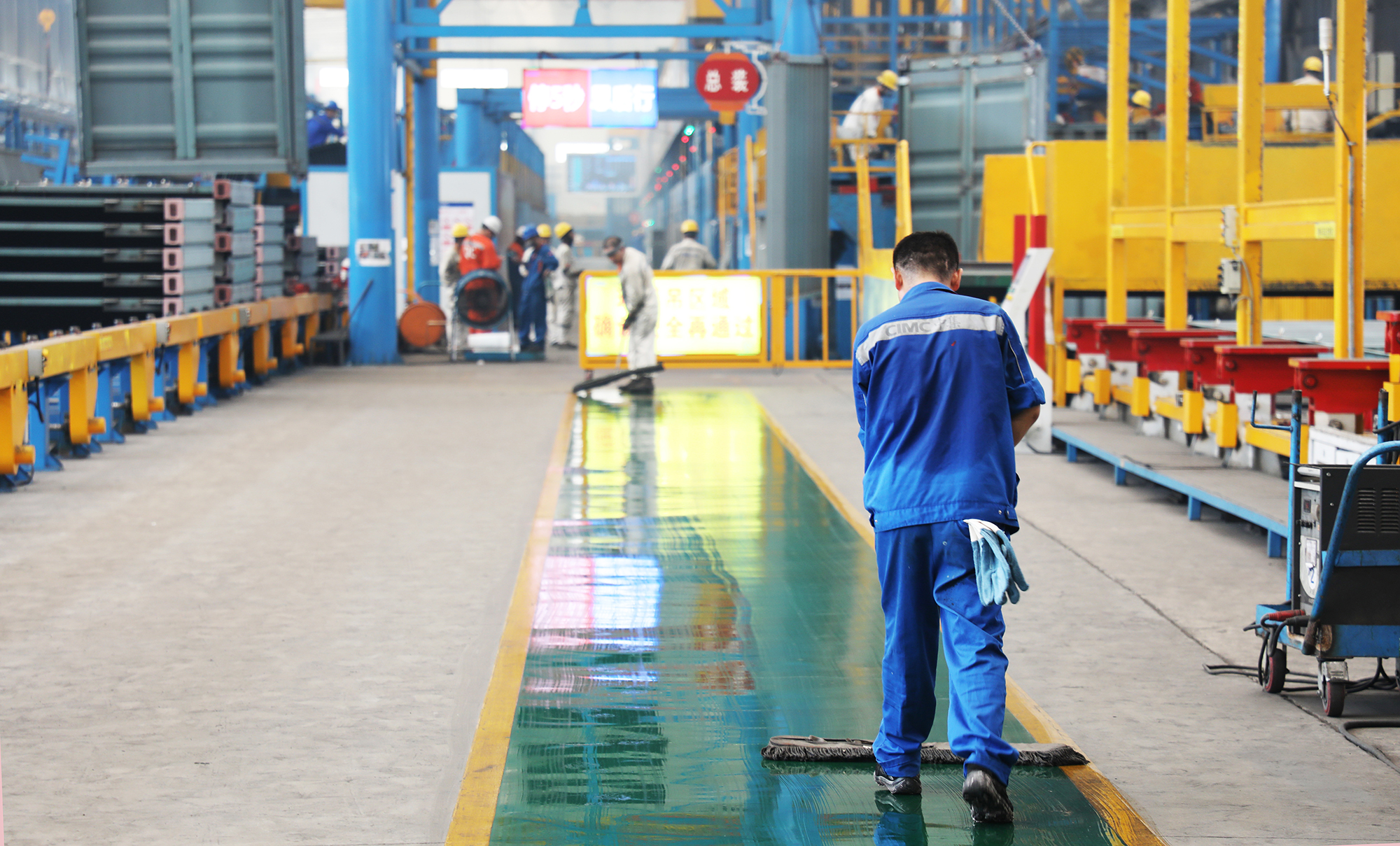 4《車間衛(wèi)士》2024年7月8日攝于太倉中集生產(chǎn)線，作者盛天慈，聯(lián)系電話15501665013