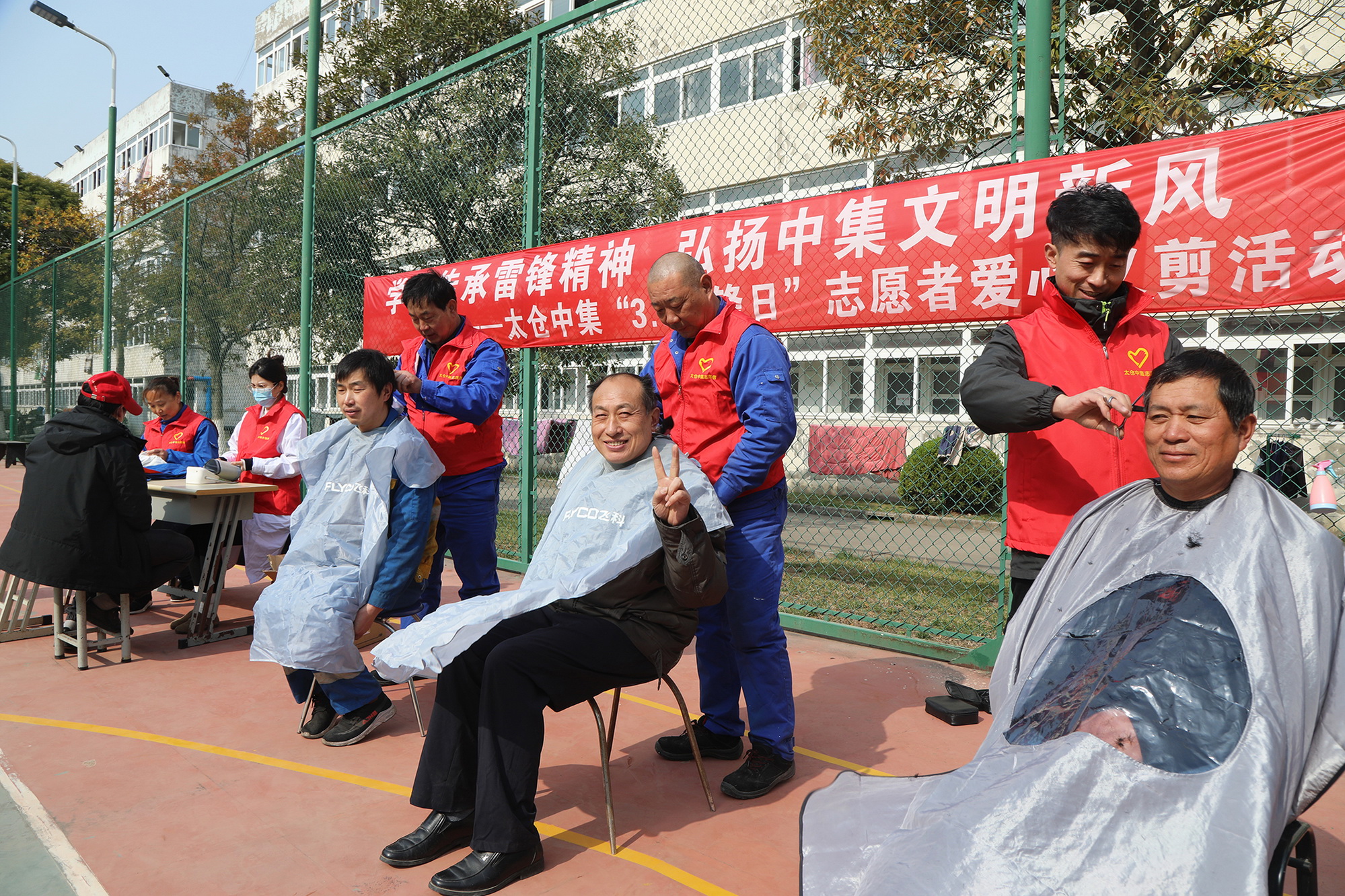 15《義剪服務(wù)我先行》2023年3月5日攝于太倉中集宿舍區(qū)，作者須林嬌，聯(lián)系電話15850288137